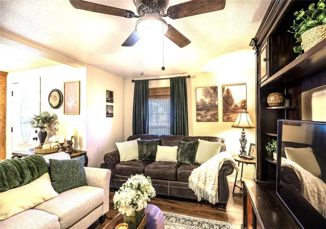 2nd image of 910 Brockman St, Clute, TX 77531 | MLS# 35015726