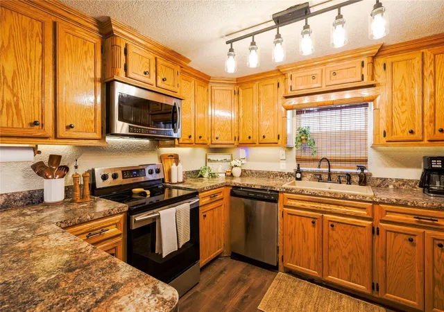 4th image of 910 Brockman St, Clute, TX 77531 | MLS# 35015726