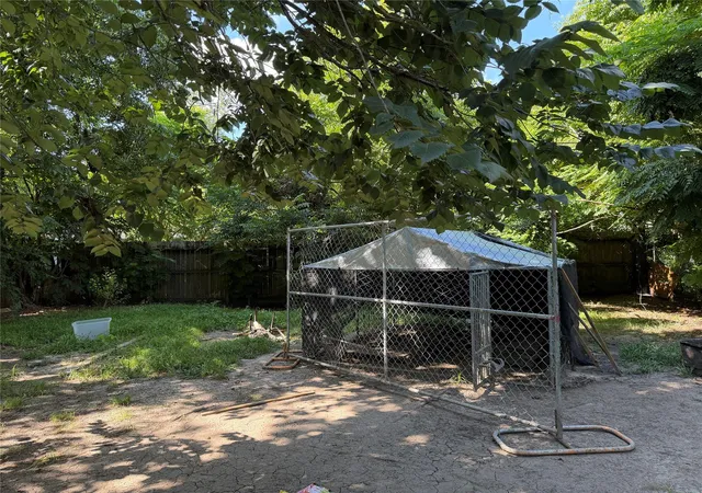 4th image of 5226 Pensdale St, Houston, TX 77033 | MLS# 33712201
