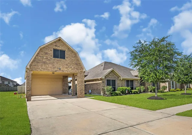 Photo 3 of Sale Pending at 6810 Arlington Dr, Manvel, TX 77578 | MLS# 87456457 | Listing updated on 2026-09-18