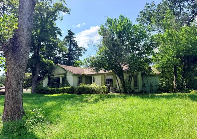 Homes for sale in Crockett, TX | 210 E Pecan Dr, Crockett, TX 75835 | MLS# 81293283