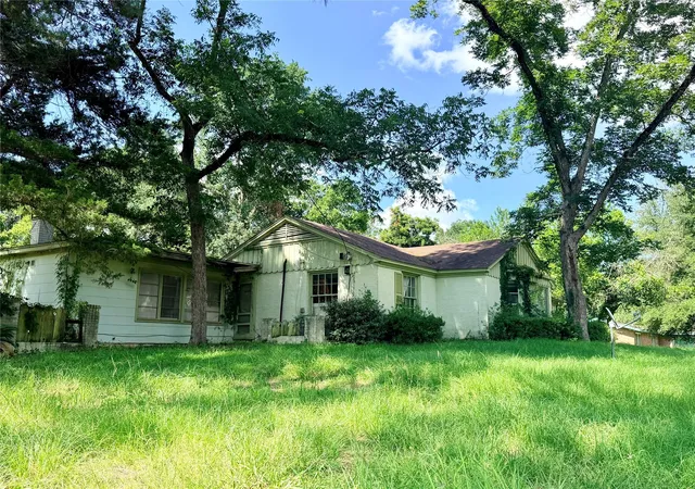 Homes for sale in Crockett, TX | 210 E Pecan Dr, Crockett, TX 75835 | MLS# 81293283