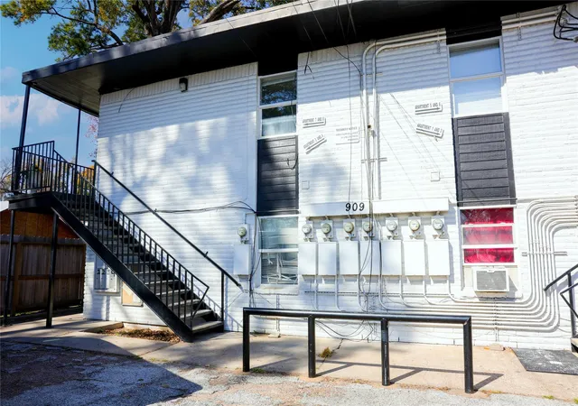 3rd image of 909 Yorkshire St St #8, Houston, TX 77022 | MLS# 14661847