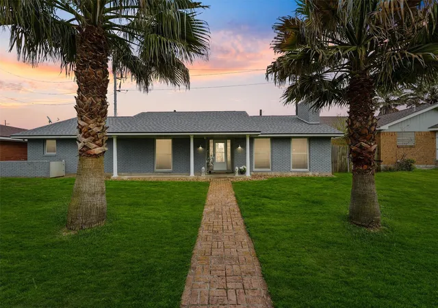 Photo 1 of Single family home for sale at 9 S Shore Dr, Galveston, TX 77551 | MLS# 94300056 | Listing updated on 2026-09-11