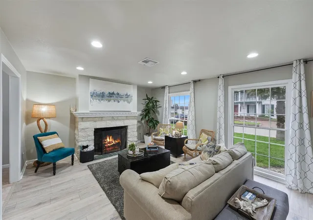 Photo 3 of Single family home for sale at 9 S Shore Dr, Galveston, TX 77551 | MLS# 94300056 | Listing updated on 2026-09-11