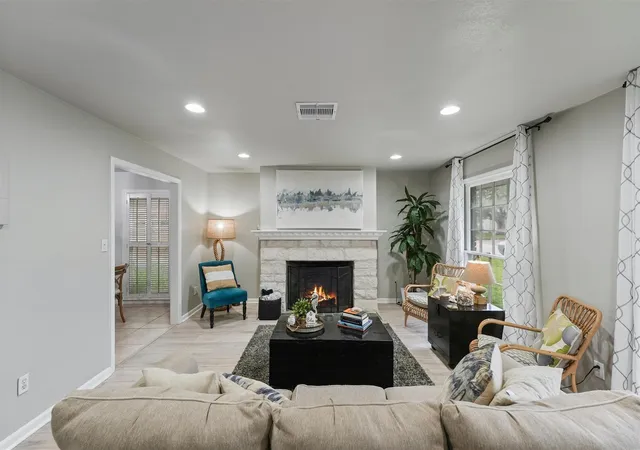 Photo 3 of Single family home for sale at 9 S Shore Dr, Galveston, TX 77551 | MLS# 94300056 | Listing updated on 2026-09-11