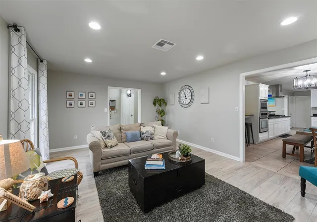 Photo 4 of Single family home for sale at 9 S Shore Dr, Galveston, TX 77551 | MLS# 94300056 | Listing updated on 2026-09-11
