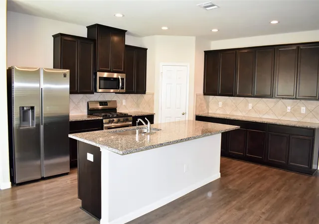 3rd image of 3622 Vista Pointe Dr, Pasadena, TX 77504 | MLS# 60508404