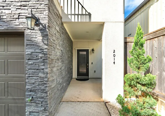 Photo 2 of Single family home for sale at 2014 Saint Charles St, Houston, TX 77003 | MLS# 54048279 | Listing updated on 2026-08-19