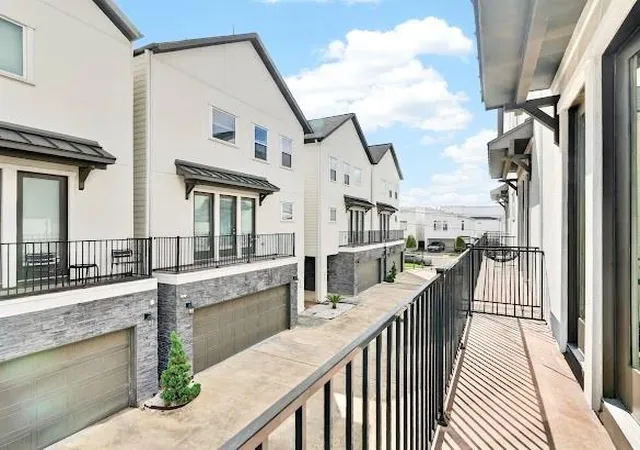 Photo 4 of Single family home for sale at 2014 Saint Charles St, Houston, TX 77003 | MLS# 54048279 | Listing updated on 2026-08-19