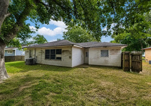 Photo 4 of Single family home for sale at 1101 Southampton Dr, Angleton, TX 77515 | MLS# 61729638 | Listing updated on 2026-09-18