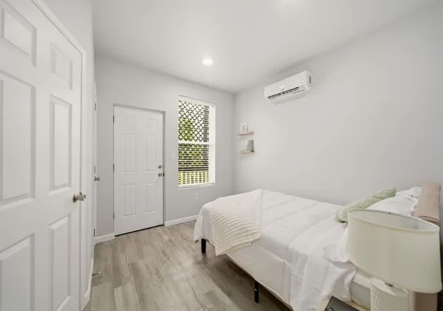 Listing Photo 4 - Condo for sale in building located at 715 28th St, Galveston, TX 77550