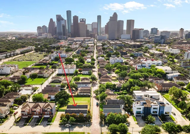 Photo 1 of Single family home for sale at 1620 Andrews St, Houston, TX 77019 | MLS# 7093236 | Listing updated on 2026-09-14