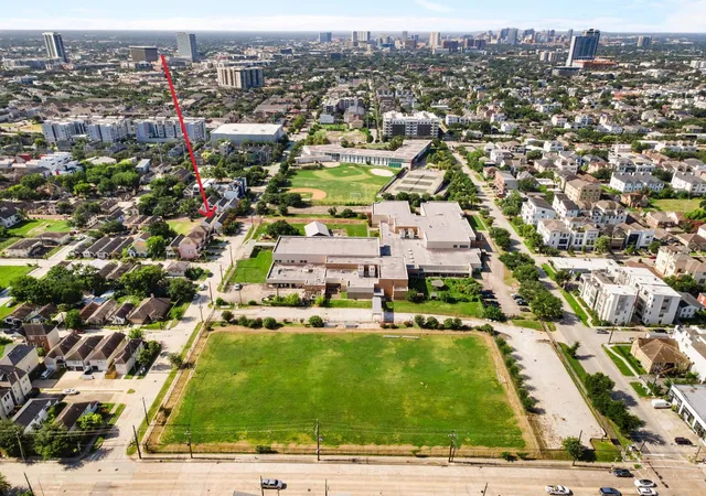 Photo 2 of Single family home for sale at 1620 Andrews St, Houston, TX 77019 | MLS# 7093236 | Listing updated on 2026-09-14