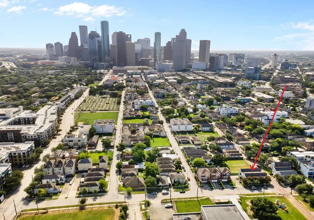 Photo 3 of Single family home for sale at 1620 Andrews St, Houston, TX 77019 | MLS# 7093236 | Listing updated on 2026-09-14