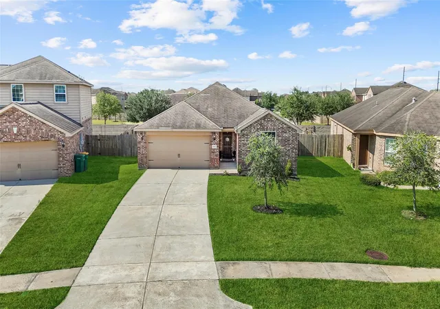 Photo 2 of Sale Pending at 1607 Yellow Stone Dr, Iowa Colony, TX 77583 | MLS# 33832982 | Listing updated on 2026-09-08
