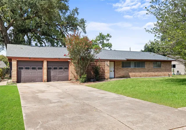Photo 2 of Sale Pending at 103 Ligustrum St, Lake Jackson, TX 77566 | MLS# 26266627 | Listing updated on 2026-09-14