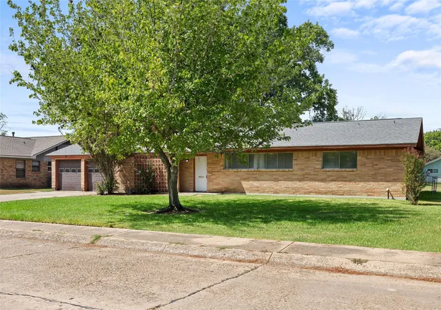 Photo 3 of Sale Pending at 103 Ligustrum St, Lake Jackson, TX 77566 | MLS# 26266627 | Listing updated on 2026-09-14