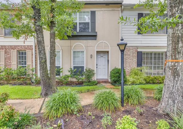 Photo 2 of Townhouse for sale at 9706 Westview Dr #3, Houston, TX 77055 | MLS# 2003751 | Listing updated on 2026-09-18