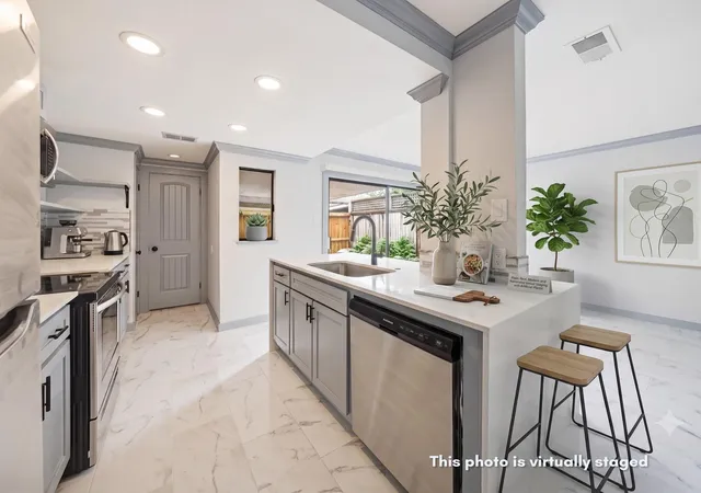 Photo 4 of Townhouse for sale at 9706 Westview Dr #3, Houston, TX 77055 | MLS# 2003751 | Listing updated on 2026-09-18