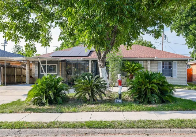 Single family home for sale at 266 W Riverwood Dr, Houston, TX 77076 | MLS# 50019305