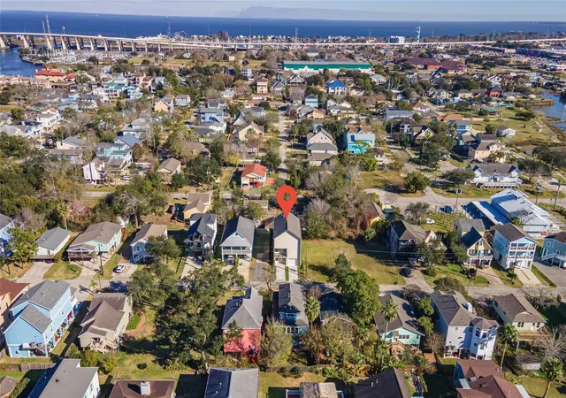 Photo 3 of Single family home for sale at 701 Pine Rd, Kemah, TX 77565 | MLS# 86221447 | Listing updated on 2026-09-02