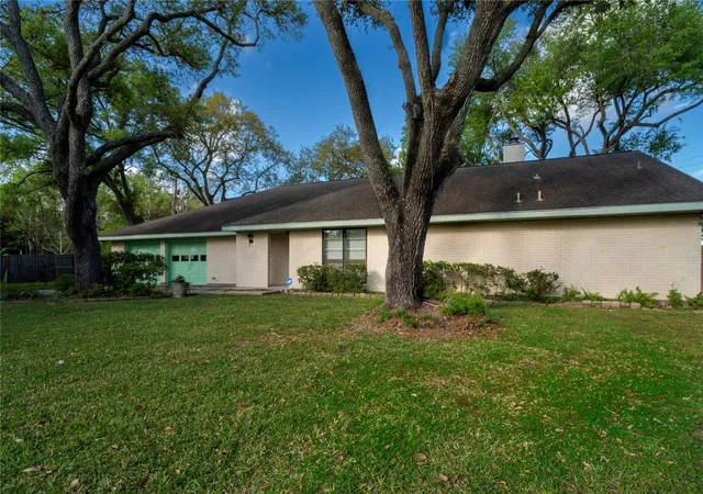Photo 3 of Single family home for sale at 1716 Tara Cir, Texas City, TX 77591 | MLS# 72265975 | Listing updated on 2026-08-31