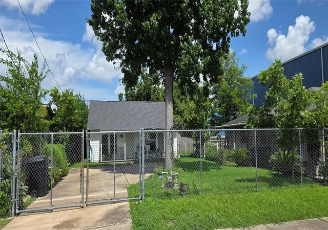 Homes for sale in Houston, TX | 5518 Cochran St, Houston, TX 77009 | MLS# 55788732