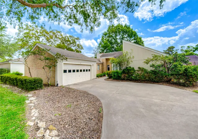 Photo 2 of Single family home for sale at 1063 Apache Fls Dr, Katy, TX 77450 | MLS# 70575627 | Listing updated on 2026-08-18