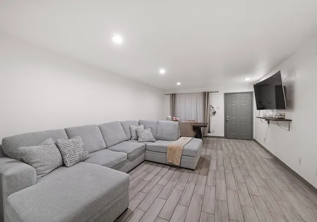 Photo 3 of Condo for sale at 9616 Long Point Rd #47, Houston, TX 77055 | MLS# 81998725 | Listing updated on 2026-09-12