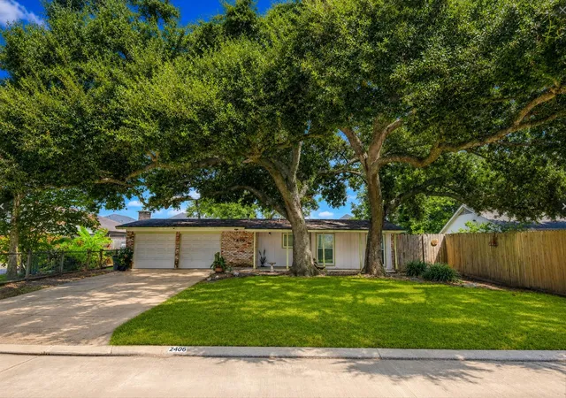 Photo 1 of Single family home for sale at 2406 Bayou Dr, League City, TX 77573 | MLS# 76269182 | Listing updated on 2026-09-18