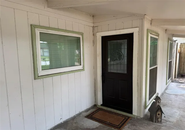 Photo 3 of Single family home for sale at 2406 Bayou Dr, League City, TX 77573 | MLS# 76269182 | Listing updated on 2026-09-18