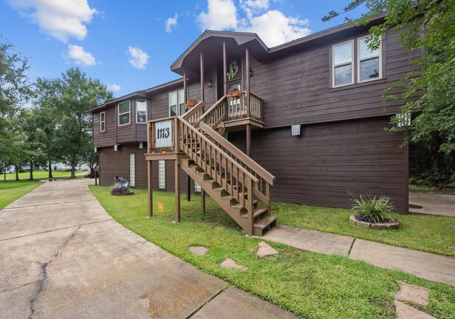 2nd image of 1113 S Country Club Dr, La Porte, TX 77571 | MLS# 31874682