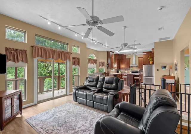 4th image of 1113 S Country Club Dr, La Porte, TX 77571 | MLS# 31874682