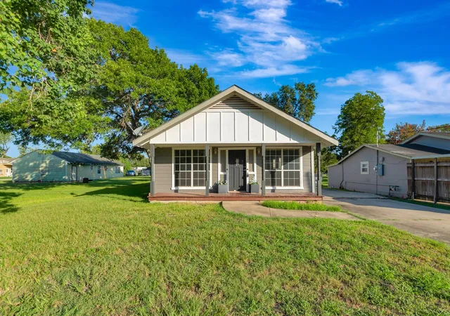 2nd image of 407 Bois D Arc St, Edna, TX 77957 | MLS# 22991767