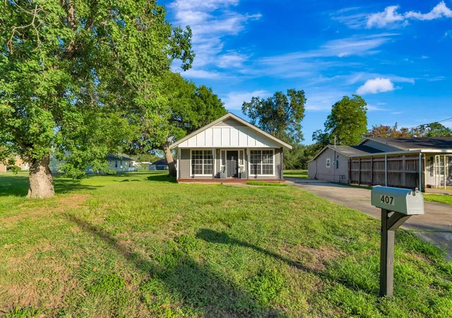 3rd image of 407 Bois D Arc St, Edna, TX 77957 | MLS# 22991767