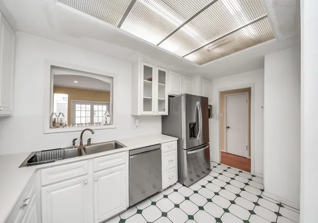 image of 1734 S Gessner Rd, Houston, TX 77063 | MLS# 95933140