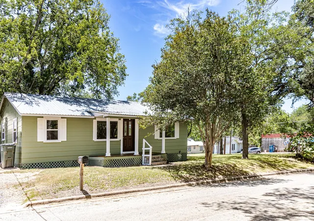 1st image of 200 Bowie St, Hallettsville, TX 77964 | MLS# 25960297