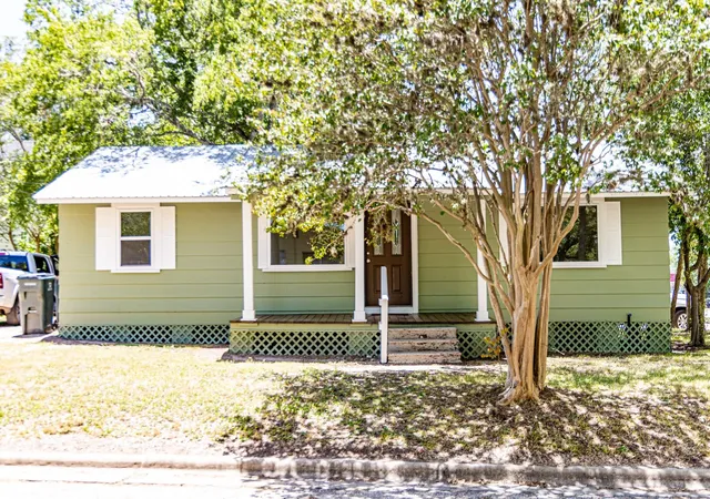 2nd image of 200 Bowie St, Hallettsville, TX 77964 | MLS# 25960297
