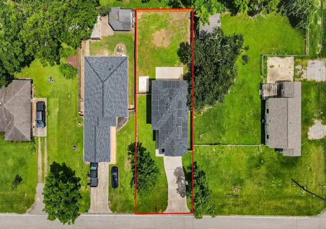 2nd image of 1105 E Kyle Rd, Clute, TX 77531 | MLS# 74975375