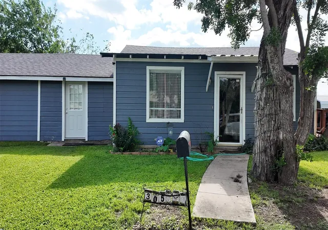 4th image of 305 Dunn St, Cuero, TX 77954 | MLS# 2444449