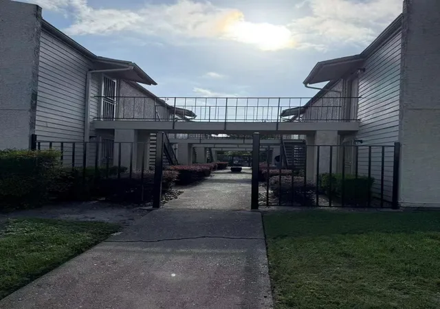 4th image of 10075 Westpark Dr #52, Houston, TX 77042 | MLS# 16026038