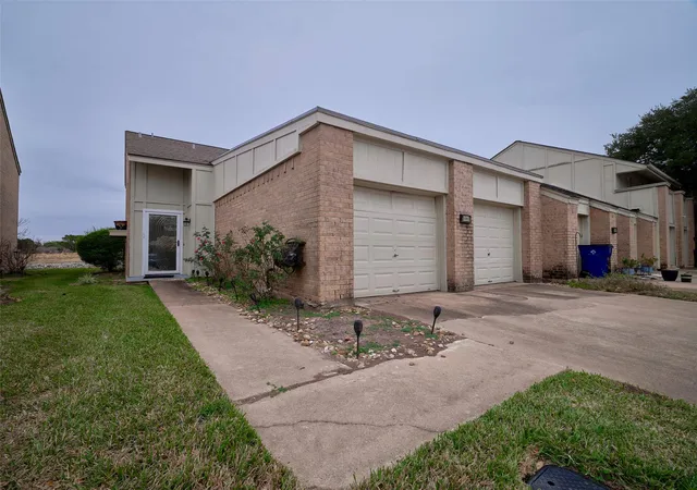 Homes for sale in West Columbia, TX | 1817 Veranda Dr, West Columbia, TX 77486 | MLS# 80716020