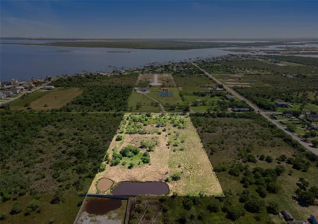 3rd image of 2360 Avenue L, Dickinson, TX 77539 | MLS# 76030915