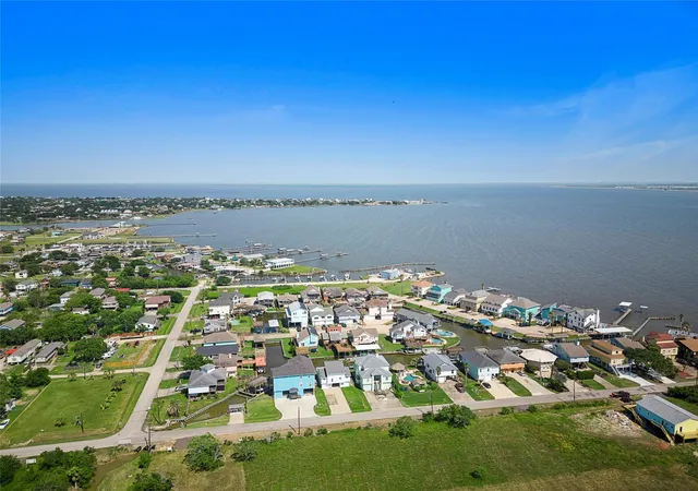 4th image of 2360 Avenue L, Dickinson, TX 77539 | MLS# 76030915