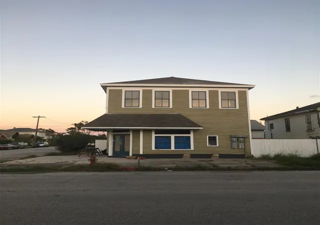 Photo 2 of Single family home for sale at 3227 Ave R, Galveston, TX 77550 | MLS# 82396080 | Listing updated on 2026-06-27