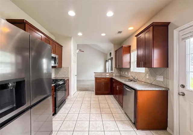 Photo 4 of Single family home for sale at 3041 Boxwood Springs Ln, Dickinson, TX 77539 | MLS# 16687218 | Listing updated on 2026-08-29