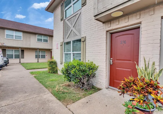 2nd image of 1701 Upland Dr #216, Houston, TX 77043 | MLS# 75717476