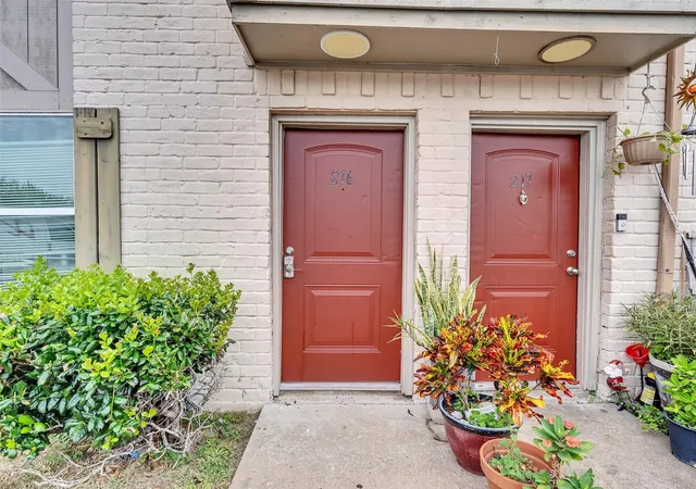 3rd image of 1701 Upland Dr, Houston, TX 77043