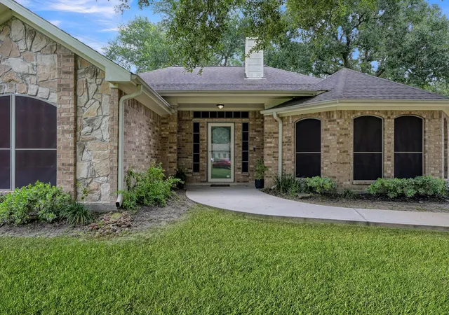 Photo 4 of Single family home for sale at 20110 Oakwood Ct, Humble, TX 77338 | MLS# 28180627 | Listing updated on 2026-09-10
